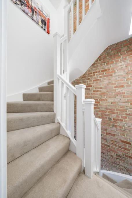 Newly Refurbished 2 Bed Flat Lejlighed Mill Hill Eksteriør billede